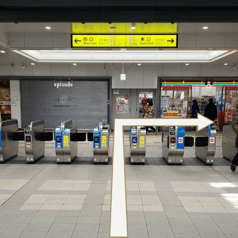 ① JR茨木駅の改札を出て、右へ直進します。